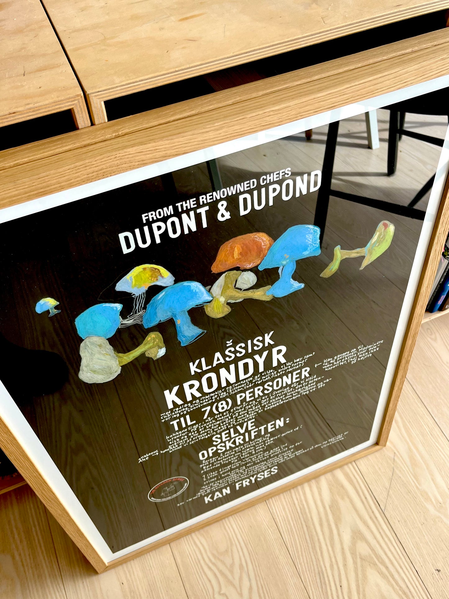 Klassisk Krondyr – Dupont & Dupond (blue, green, red and yellow mushrooms)